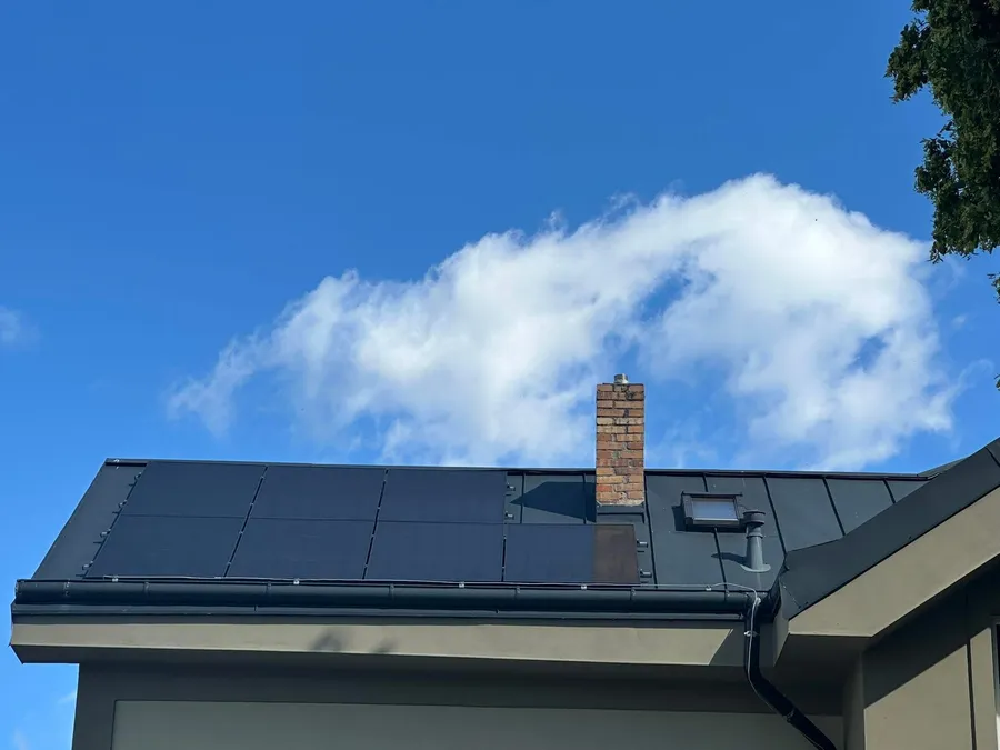 Fotovoltaické panely a&nbsp;solární ohřev vody na falcované střeše rodinného domu